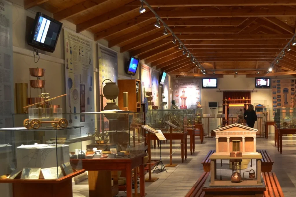 Ένα μουσείο γεμάτο με πολλά ξύλινα έπιπλα