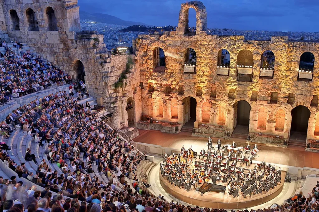 Αεροφωτογραφία μιας συναυλίας σε ένα ρωμαϊκό αμφιθέατρο