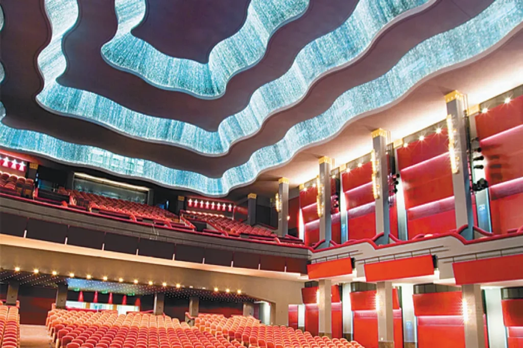 Ένα μεγάλο αμφιθέατρο με σειρές κόκκινων καθισμάτων