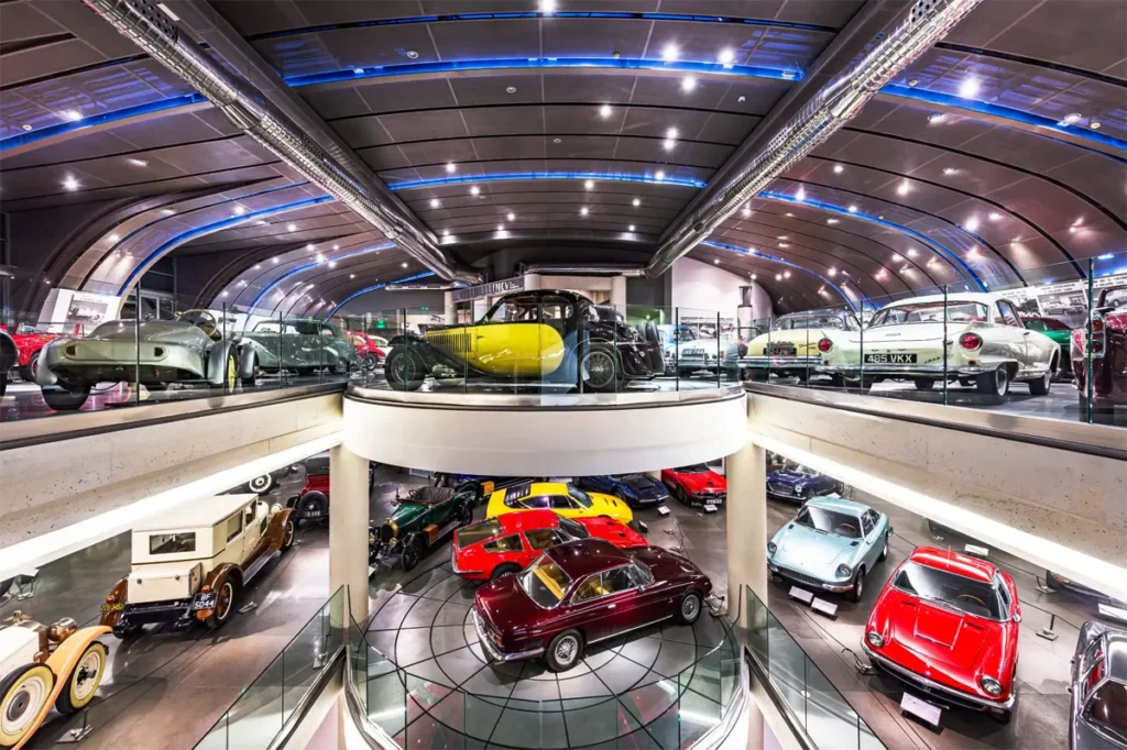 Ένας εκθεσιακός χώρος αυτοκινήτων γεμάτος με πολλά αυτοκίνητα